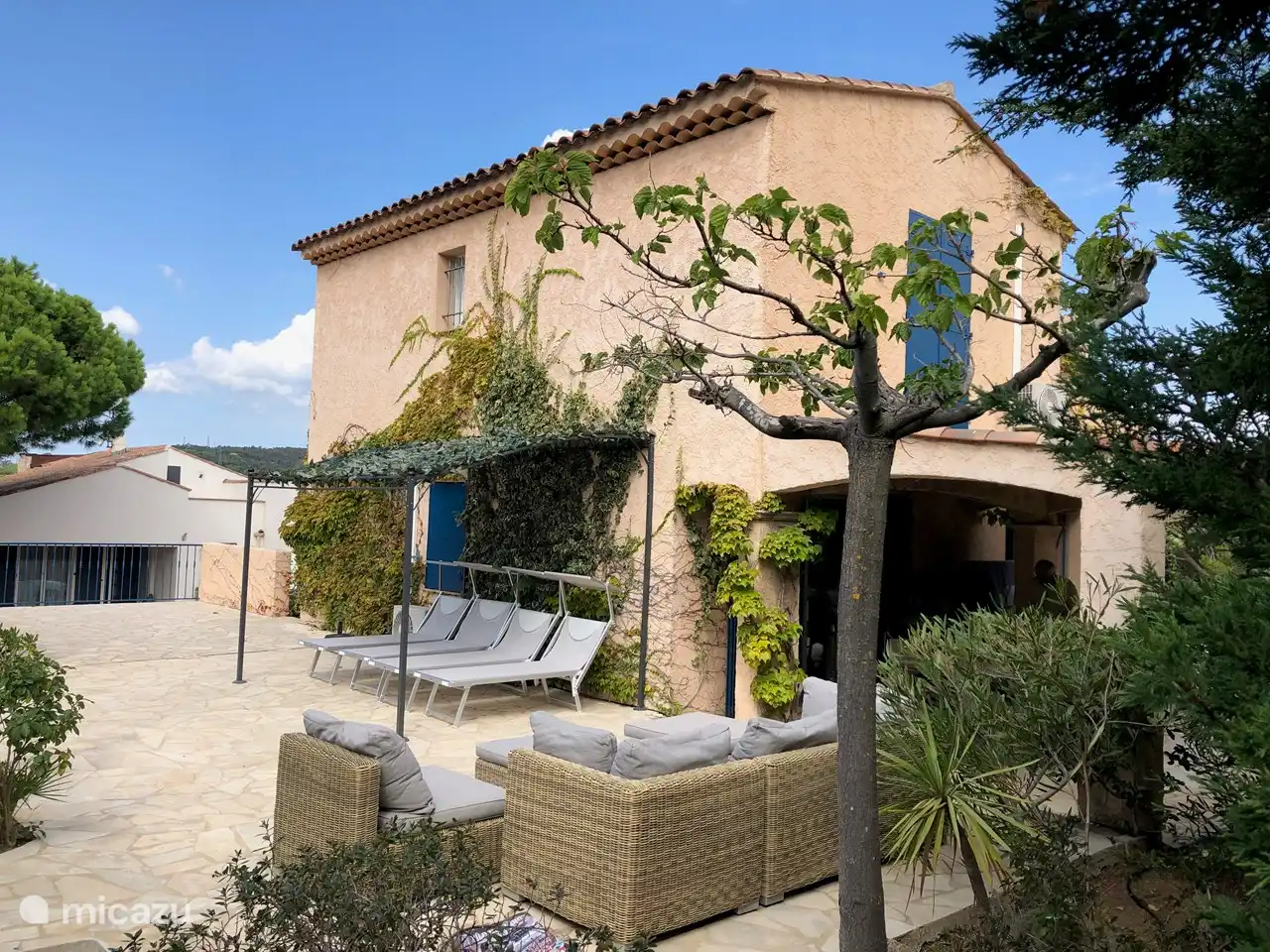 Sonnenterrasse am Pool mit Pergola für Schatten