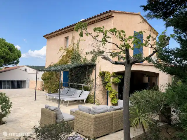 Va et Vient Soleil Sainte-Maxime | France, Côte d'Azur, Sainte-Maxime - villa terrasse ensoleillée côté piscine avec pergola pour l'ombre
