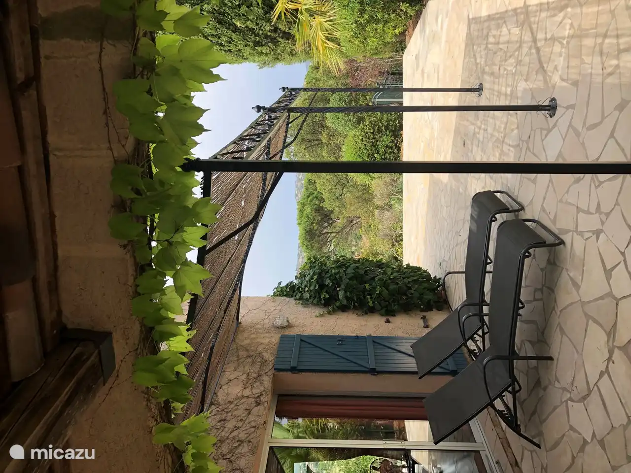 Terrassenseite mit Pergola für Schatten