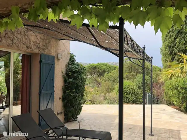 Va et Vient Soleil Sainte-Maxime | France, Côte d'Azur, Sainte-Maxime - villa Côté terrasse avec pergola pour l'ombre