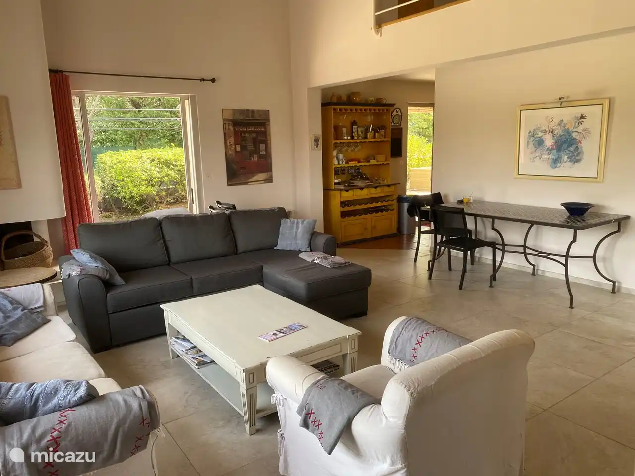 Übersicht Wohnzimmer mit Esstisch