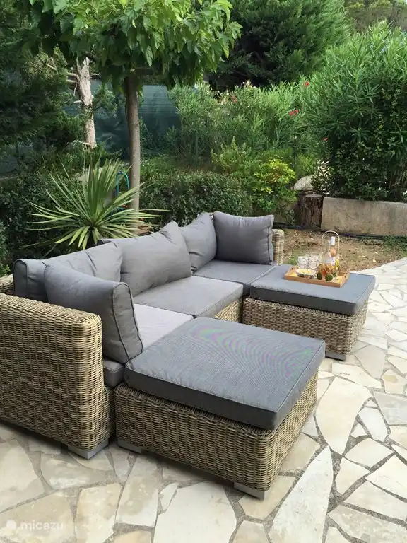 Vom „Morgenkaffee“ bis zum „Sundowner“ können Sie auf den Lounge-Sofas auf der Terrasse entspannen.