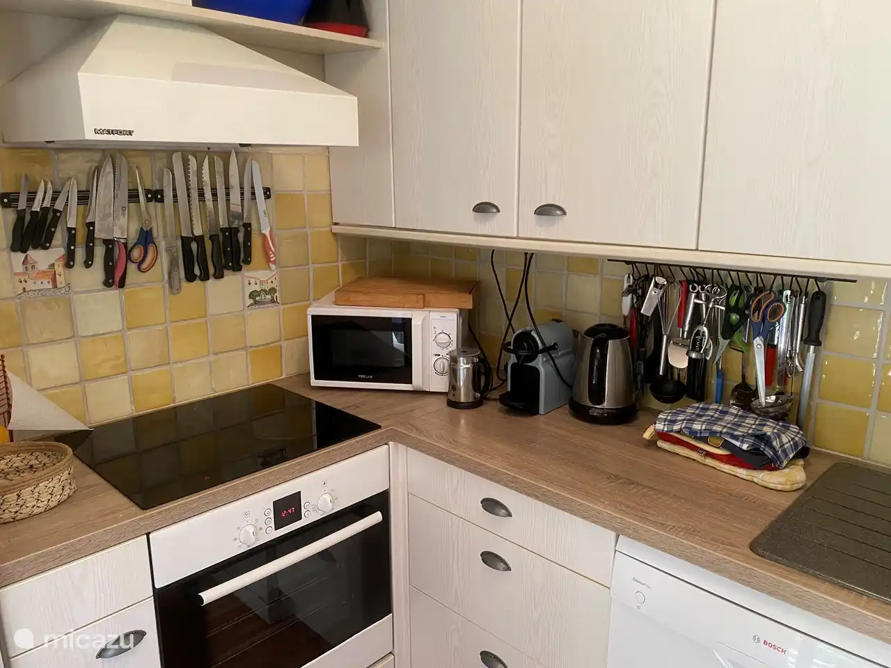 halboffene Küche mit Zugang zur überdachten Essterrasse