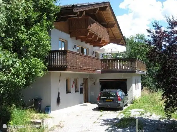 El chalet en verano. Para los amantes de los deportes de montaña, senderismo, excursiones, vistas espectaculares, deportes acuáticos, golf, tenis y mucho más en el hermoso paisaje de Pinzgau y la espectacular reserva natural de Hohe Tauern.