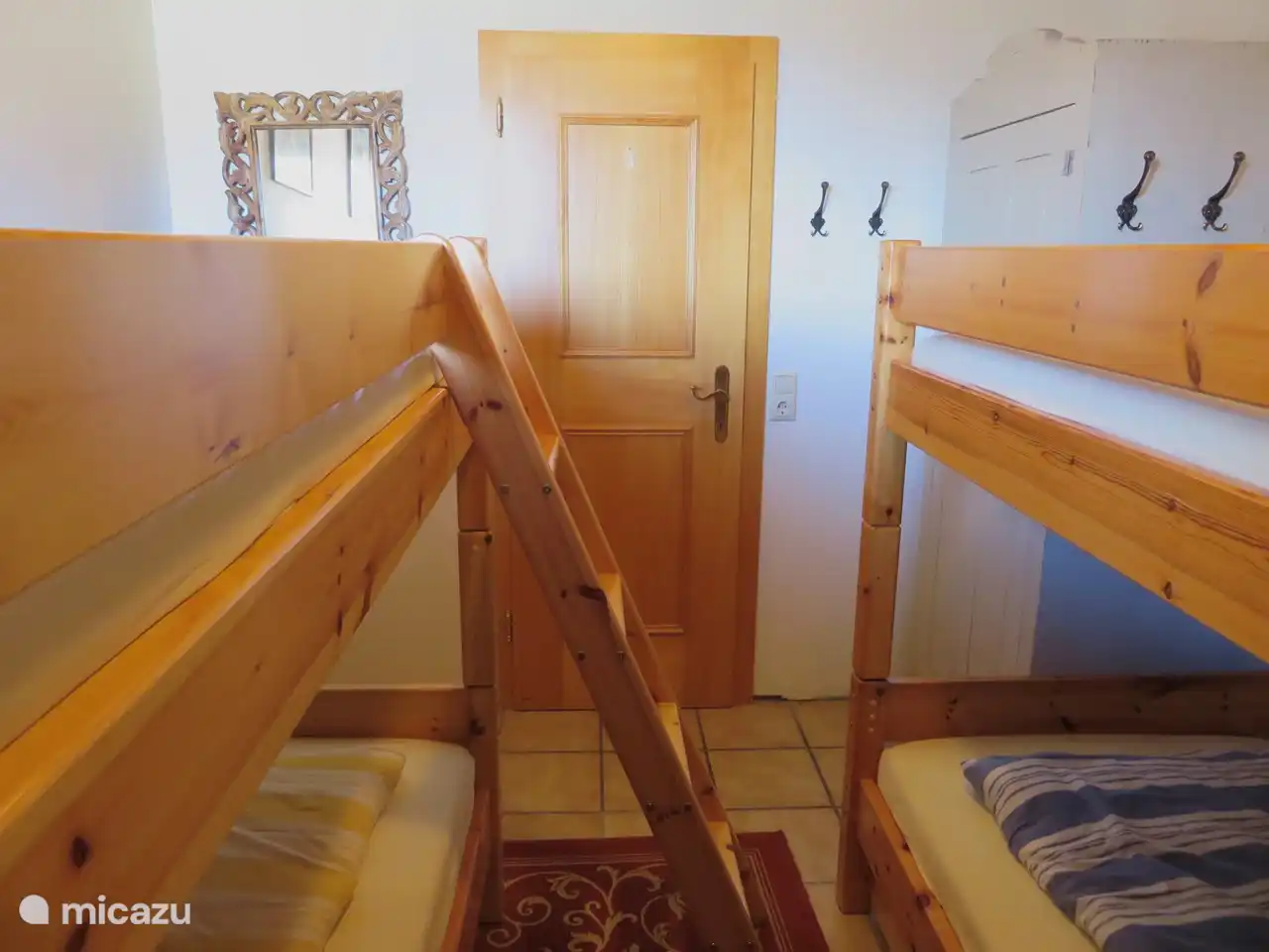 Habitación infantil planta baja (sótano) con 2 literas para 4 niños o jóvenes. También disponemos de dos camas plegables y dos tronas para los más pequeños.