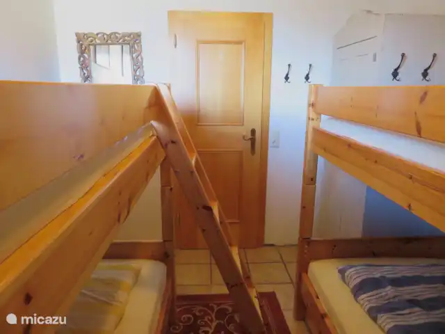 Va et Vient Zell am See/Kaprun en Austria, Salzburgo, Kaprun - chalet Habitación infantil planta baja (sótano) con 2 literas para 4 niños o jóvenes. También disponemos de dos camas plegables y dos tronas para los más pequeños.