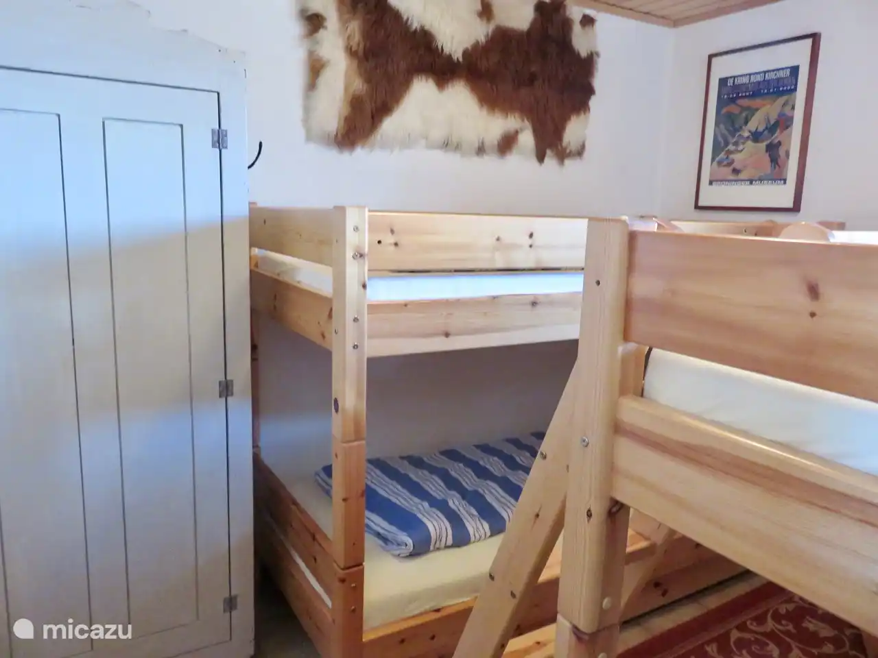 'Habitación infantil' con 4 camas en literas desde un punto de vista diferente.