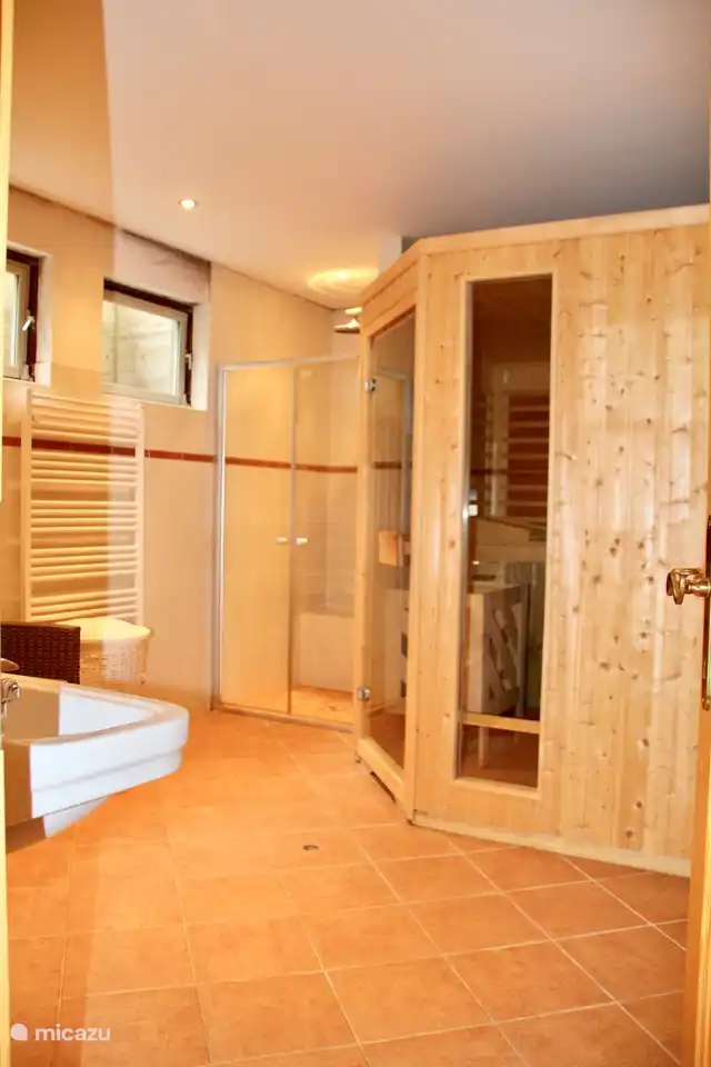 Sauna en el baño de la planta baja