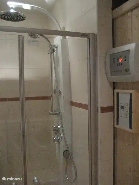 Ducha de lluvia (y sauna) en la planta baja.