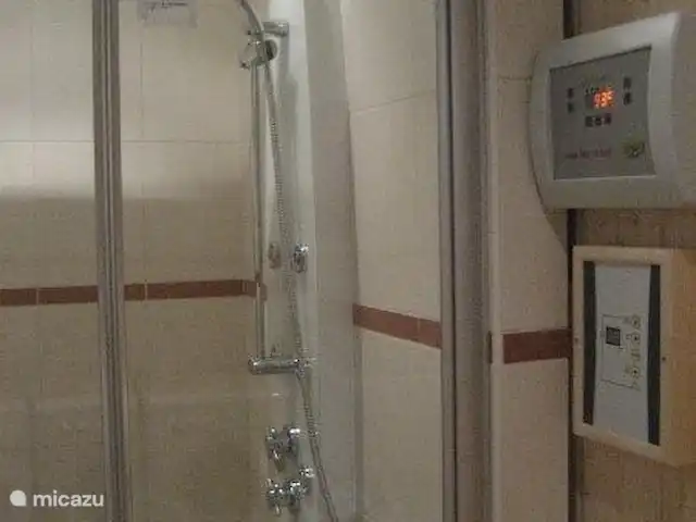 Va et Vient Zell am See/Kaprun en Austria, Salzburgo, Kaprun - chalet Ducha de lluvia (y sauna) en la planta baja.