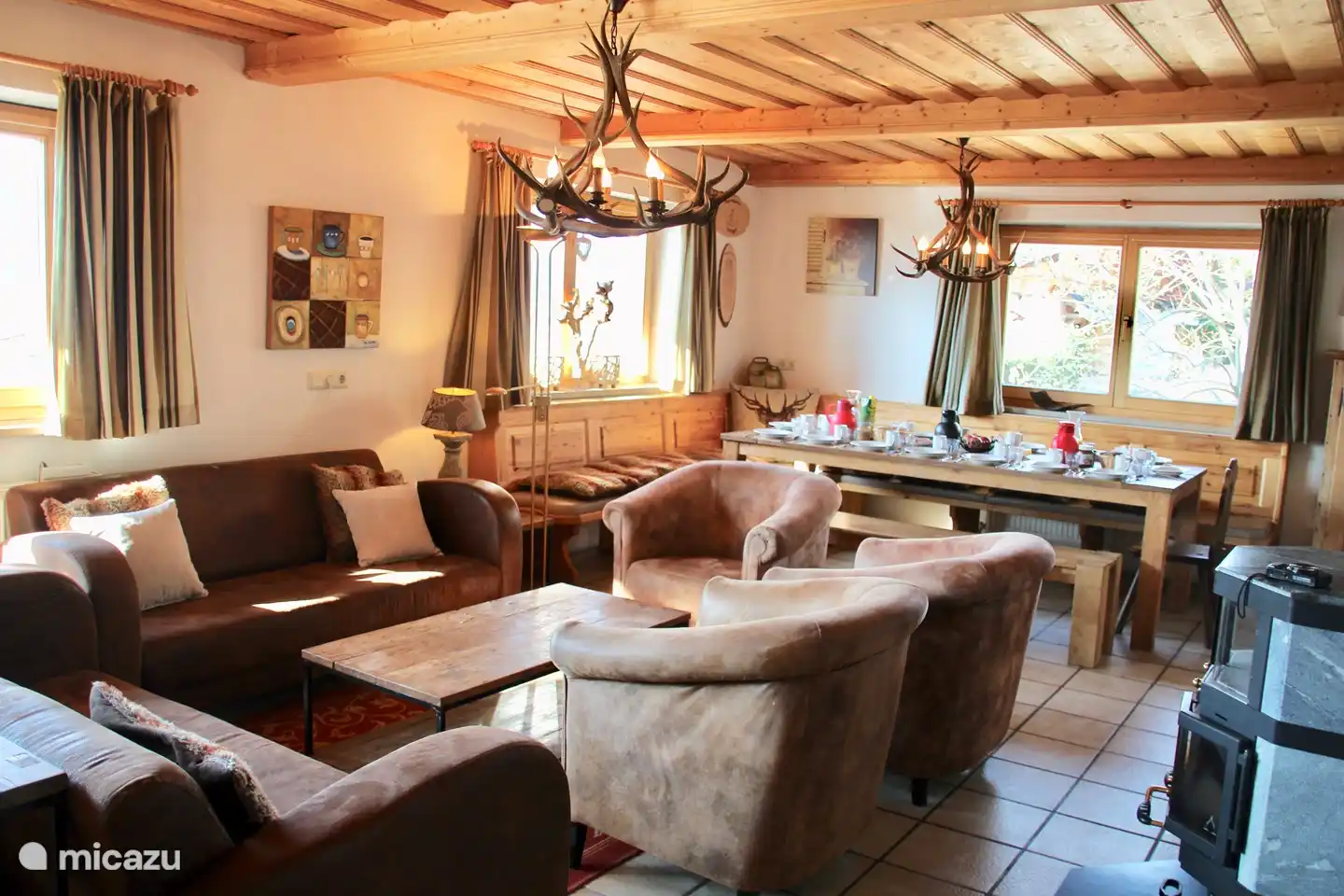 sala de estar 1er piso con área de estar, televisor LCD HD y estufa caliente práctica, que también mantiene la comida y el chocolate caliente ...