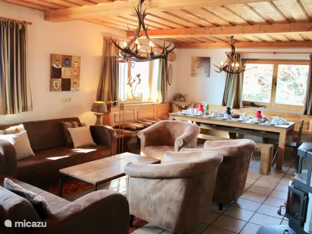 Va et Vient Zell am See/Kaprun en Austria, Salzburgo, Kaprun - chalet sala de estar 1er piso con área de estar, televisor LCD HD y estufa caliente práctica, que también mantiene la comida y el chocolate caliente ...