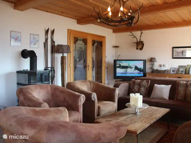 Va et Vient Zell am See/Kaprun en Austria, Salzburgo, Kaprun - chalet salón 1er piso. suficiente espacio para sentarse alrededor de la estufa para mucha diversión