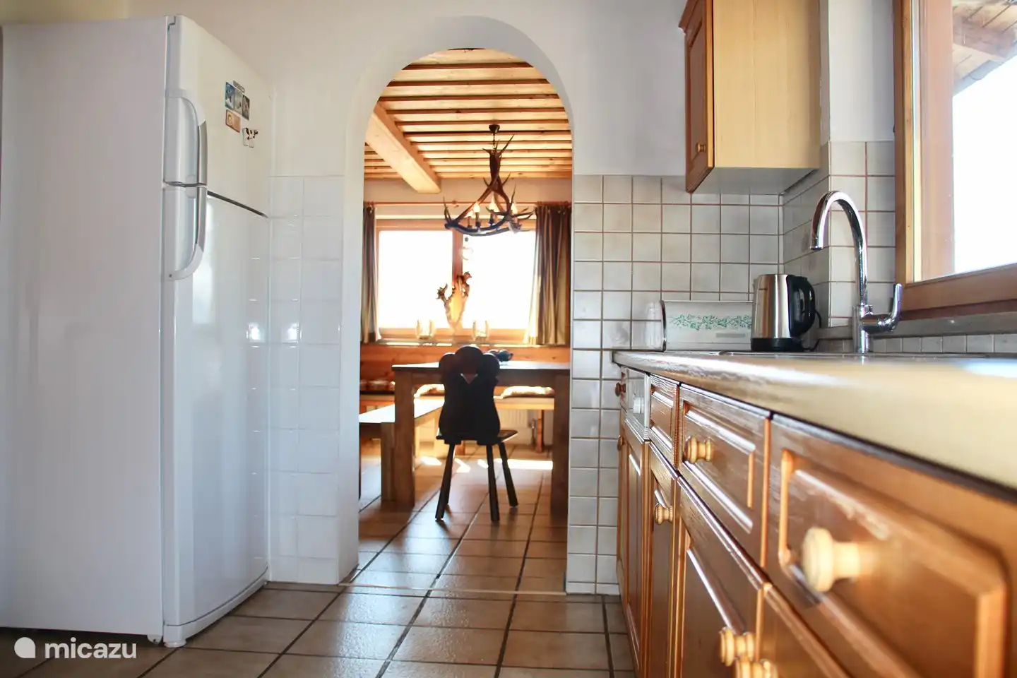 Desde la vista de la cocina de la mesa de comedor en la sala de estar.