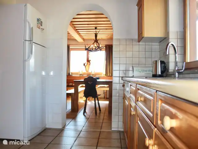 Va et Vient Zell am See/Kaprun en Austria, Salzburgo, Kaprun - chalet Desde la vista de la cocina de la mesa de comedor en la sala de estar.
