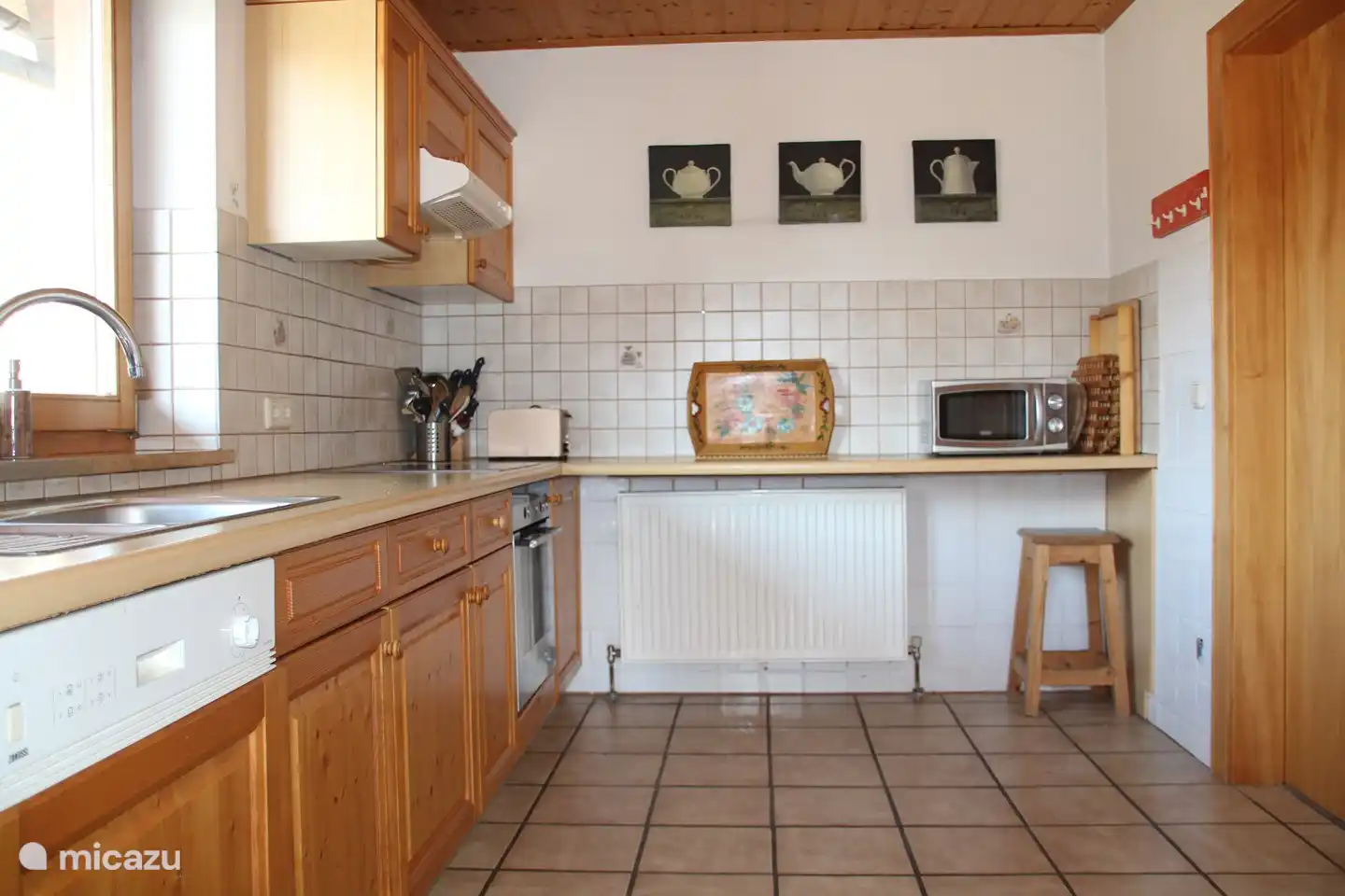 Amplia cocina bien equipada con trastero independiente en lavadero.