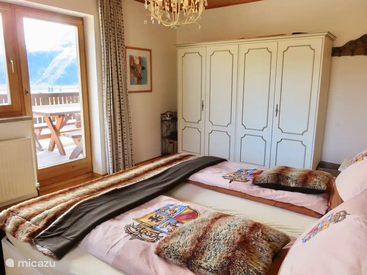 Pero tenemos más Dormitorios principales: Dos más en el 1er piso. Entre estas dos habitaciones dobles en este piso hay un amplio baño con cabina de ducha separada y bañera con ducha de mano y dos lavabos.