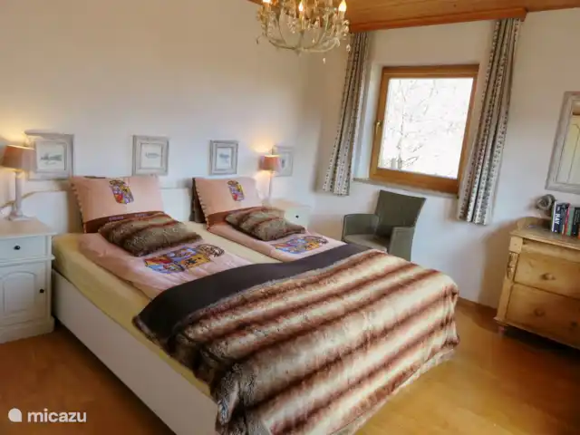 Va et Vient Zell am See/Kaprun en Austria, Salzburgo, Kaprun - chalet Uno de los dos dormitorios principales en el primer piso fotografiado desde el otro lado.