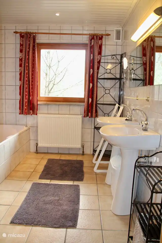 Amplio baño entre los dos dormitorios 2p (principal) en el primer piso