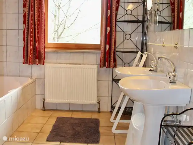 Va et Vient Zell am See/Kaprun en Austria, Salzburgo, Kaprun - chalet Amplio baño entre los dos dormitorios 2p (principal) en el primer piso