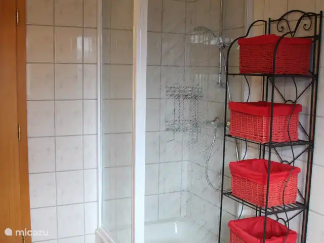 Va et Vient Zell am See/Kaprun en Austria, Salzburgo, Kaprun - chalet El baño del primer piso visto desde el otro lado: 2 lavabos, bañera y cabina de ducha separada.