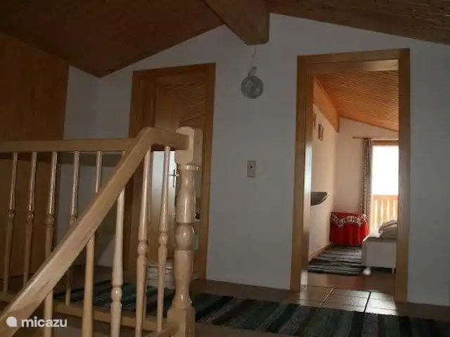 Va et Vient Zell am See/Kaprun en Austria, Salzburgo, Kaprun - chalet El segundo piso con 2 dormitorios y WC (lavabos y ducha).