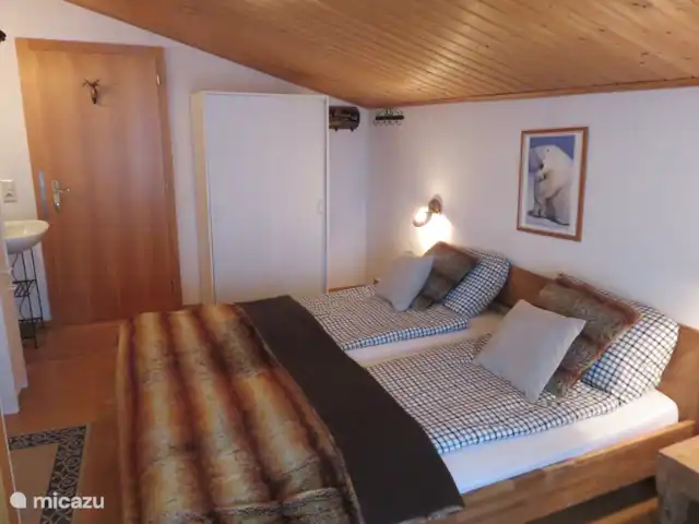 Va et Vient Zell am See/Kaprun en Austria, Salzburgo, Kaprun - chalet Dos habitaciones dobles idénticas (con un gran balcón compartido) en el segundo piso, con un baño con ducha en el medio, accesible y con cerradura desde 2 lados.