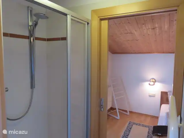 Va et Vient Zell am See/Kaprun en Austria, Salzburgo, Kaprun - chalet Los dos dormitorios dobles del segundo piso tienen lavabos en la habitación, una ducha accesible desde dos lados y un balcón con hermosas vistas. .