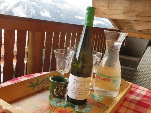 Va et Vient Zell am See/Kaprun en Austria, Salzburgo, Kaprun - chalet Dos habitaciones dobles idénticas en el segundo piso con un gran balcón con hermosas vistas y baño compartido, al que se puede acceder desde dos lados.