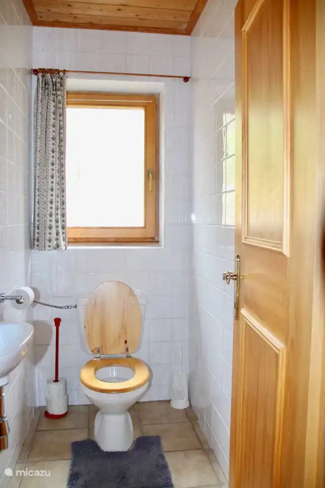 Uno o incluso dos aseos en las tres plantas.