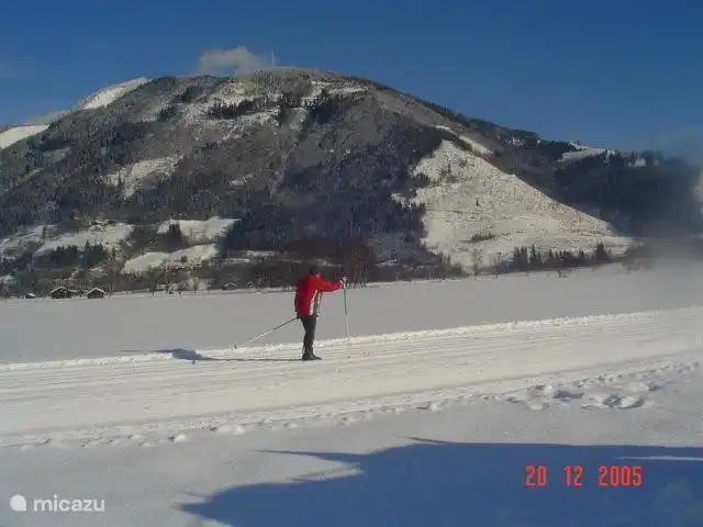 En las cercanías, en el valle hay muchas posibilidades de esquí de fondo, pero también durante todo el año en el Kitzsteinhorn y en los pueblos de los alrededores.