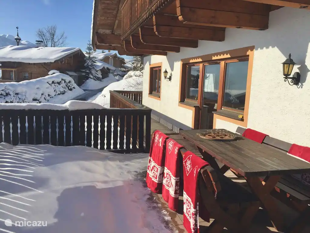 Incluso en invierno, envuélvete en mantas de lana y disfruta del sol orientado al sur y de la gran vista de Kaprun, el valle y el Kitzsteinhorn.
