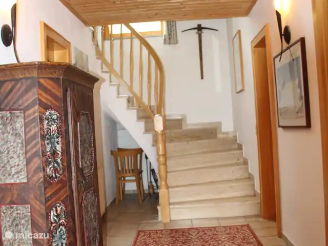 Va et Vient Zell am See/Kaprun en Austria, Salzburgo, Kaprun - chalet Planta baja, recibidor con escalera al 1er piso.