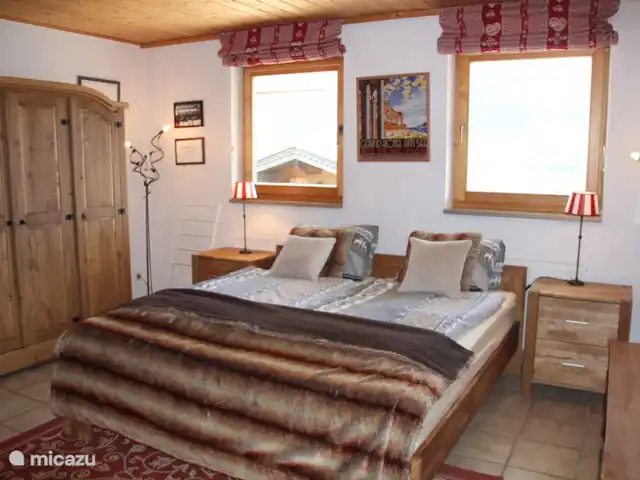 Va et Vient Zell am See/Kaprun en Austria, Salzburgo, Kaprun - chalet Uno de los dormitorios 'Master' (una de las dos habitaciones dobles en la planta baja) con baño privado con ducha, lavabo e inodoro.