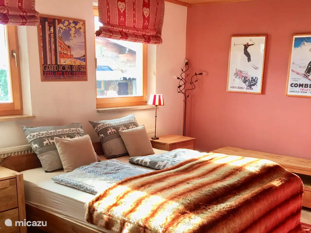 Una de las dos habitaciones dobles (dormitorio principal) de la planta baja vista desde el otro lado. Junto a la pared roja se encuentra la entrada al cuarto de baño privado con lavabo y WC.