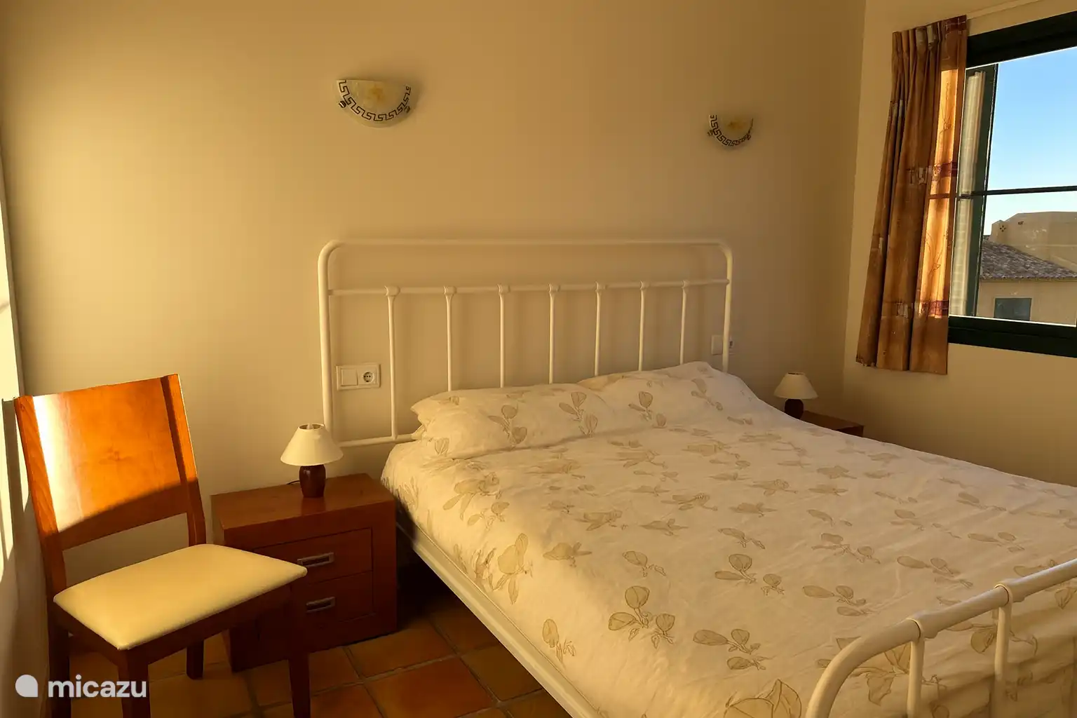 Slaapkamer 1 met 1 tweepersoonsbed (160x200), voorzien van twee matrassen, een 2-persoons topdek. Op de slaapkamer zijn inbouwkasten.