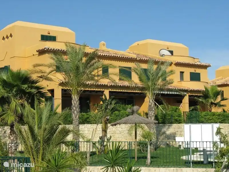 La segunda casa desde la izquierda es nuestra casa. La casa tiene una ubicación óptima con respecto al sol en el suroeste. En verano hay suficiente sombra, en invierno siempre es agradable en la terraza hasta altas horas de la noche debido al bajo sol.
La terraza está libre de viento casi todo el año.