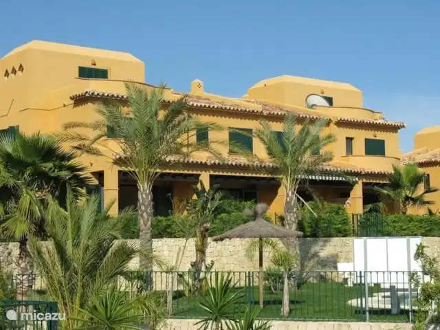 Casa Soleada | Espagne, Costa Blanca, Finestrat - maison de vacances La deuxième maison à partir de la gauche est notre maison. La maison est idéalement située par rapport au soleil du sud-ouest. En été, il y a suffisamment d'ombre, en hiver, il fait toujours beau sur la terrasse jusque tard dans la soirée à cause du soleil bas.
La terrasse est à l'abri du vent presque toute l'année.