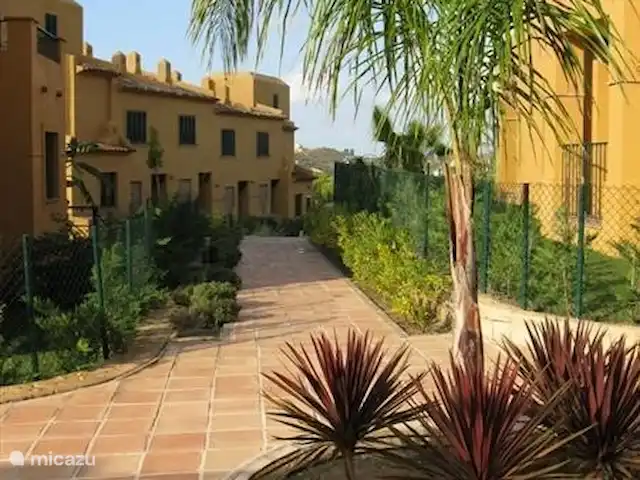 Casa Soleada | Espagne, Costa Blanca, Finestrat - maison de vacances El Pinar avec de beaux sentiers et des plantes.