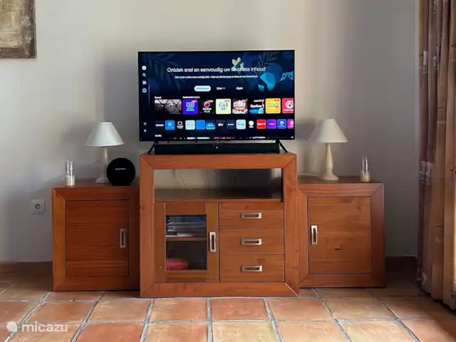Casa Soleada | Espagne, Costa Blanca, Finestrat - maison de vacances Unité murale avec smart TV à écran plat, barre de son et haut-parleur (bluetooth).  Le mobilier contient des jeux, des manuels et des informations sur la région.