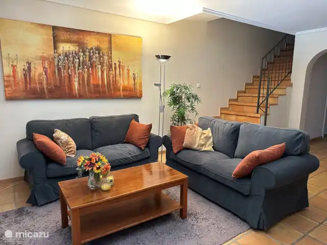 Casa Soleada | Espagne, Costa Blanca, Finestrat - maison de vacances Le salon. La maison bien isolée est raisonnablement fraîche pendant les mois les plus chauds de l'été et agréable en hiver. Il y a deux canapés confortables et spacieux et beaucoup d'espace pour ajouter des chaises.