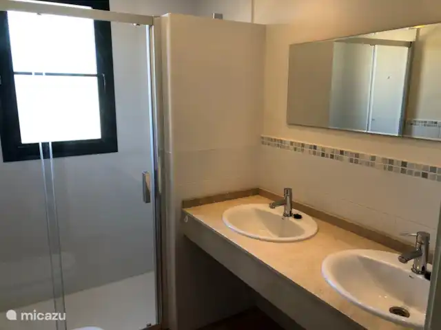 Casa Soleada | Espagne, Costa Blanca, Finestrat - maison de vacances Salle de bain avec double vasque, WC et douche à l'italienne récemment (2023!) rénovée.