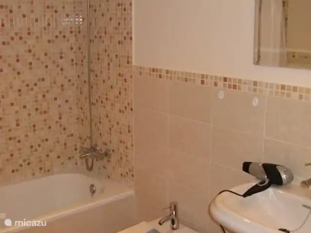 Casa Soleada | Espagne, Costa Blanca, Finestrat - maison de vacances Salle de bain avec baignoire, douche, bidet, lavabo et toilettes.