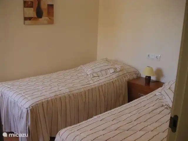 Casa Soleada | Espagne, Costa Blanca, Finestrat - maison de vacances Chambre 2 avec 2 lits simples avec sommier à lattes et matelas fins. Armoires encastrées.