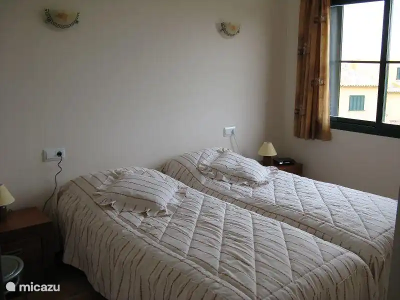 Dormitorio 1 con 2 camas individuales con somier y buenos colchones. Armarios empotrados.