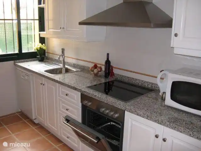 Cocina con todos los electrodomésticos (¡incluido lavavajillas!)