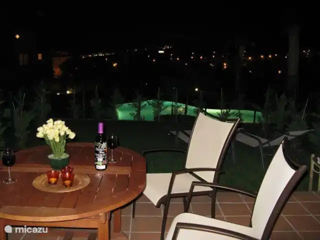 Casa Soleada | Espagne, Costa Blanca, Finestrat - maison de vacances Terrasse la nuit donnant sur la piscine illuminée.