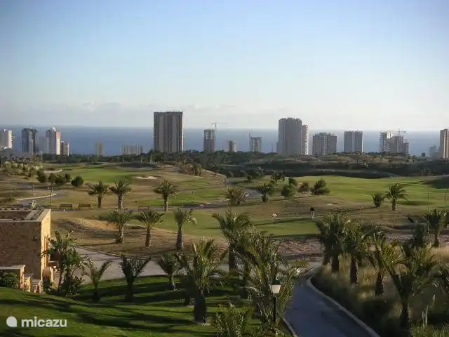 Campos de golf Villaitana, 2 x 18 hoyos a 2 km. distancia.
Consúltenos sobre las posibilidades.