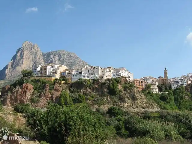 Vista del pueblo de Finestrat y la montaña Puig Campana, 1400 metros de altura (¡hermosos paseos!)