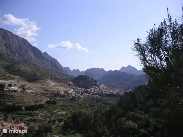 Muy bonito interior (incluido Sella) cerca con hermosas rutas de senderismo, ciclismo de montaña, motos y coches.